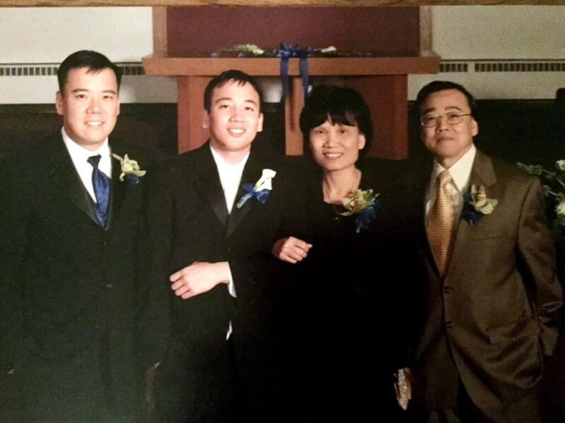 台裔科學家莊念祖（右）清大畢業後赴美留學，研究火箭燃料獲NASA肯定，希望將技術運用到科技產品，協助台灣電子業發展冷卻系統。圖為他與家人合影。（莊念祖提供）中央社記者石秀娟華盛頓傳真 113年7月5日