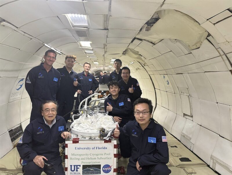 台裔美籍科學家莊念祖（左1）與學生們研究如何減少火箭燃料儲存與運送的耗損，利用飛機拋物線飛行創造的極短暫微重力時間做實驗。（莊念祖提供）中央社記者石秀娟華盛頓傳真 113年7月5日