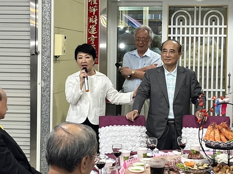 前立法院長王金平(右)5日晚間在高雄路竹老家設宴,台中市長盧秀燕(左)致詞時說,自己擔任6屆立法委員時,受王金平很多照顧,過去2人都在台北碰面,自己這次來到高雄拜會老長官。中央社記者林巧璉攝 113年7月5日