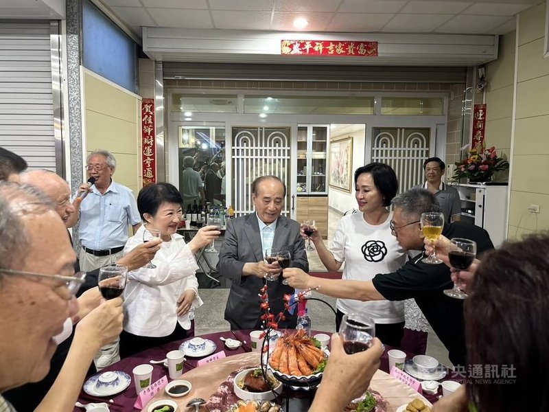 前立法院長王金平(中灰西裝者)5日晚間在高雄路竹老家席開16桌,宴請台中市長盧秀燕(中左白衣者)及藍營民代、企業界、醫界、教育界人士,開桌前2人與賓客一起舉杯,氣氛熱絡。中央社記者林巧璉攝 113年7月5日