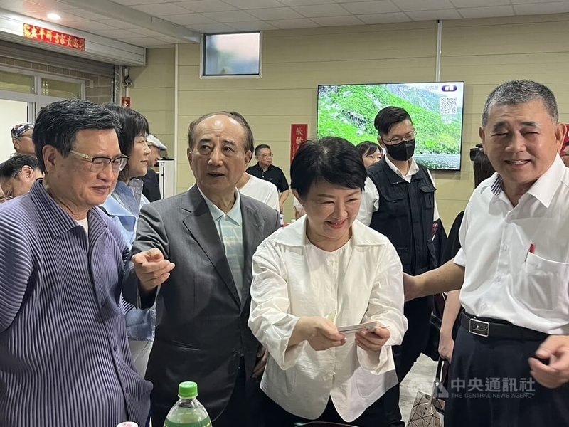 前立法院長王金平(前左2)5日晚間在高雄路竹老家設宴16桌,宴請台中市長盧秀燕(前右2),及藍營民代、企業界、醫界、教育界人士,開桌前王金平陪著盧秀燕逐桌認識賓客,場面熱絡。中央社記者林巧璉攝 113年7月5日