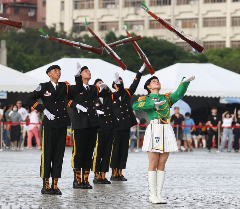 國防部第7屆全國高級中等學校儀隊競賽決賽6日下午在兩廳院藝文廣場舉行,參賽學校儀隊帶來精彩操搶動作及走位演出,展現平時訓練成果。中央社記者謝佳璋攝 113年7月6日