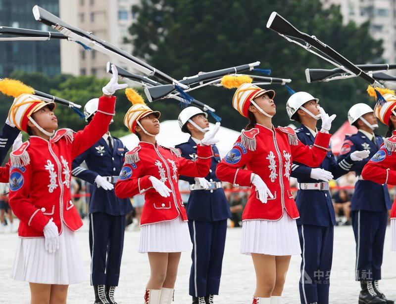 國防部第7屆全國高級中等學校儀隊競賽6日下午在國家兩廳院藝文廣場舉行決賽,新北市私立莊敬高職儀隊展現團隊默契,帶來精彩演出,成功拿下冠軍。中央社記者謝佳璋攝 113年7月6日