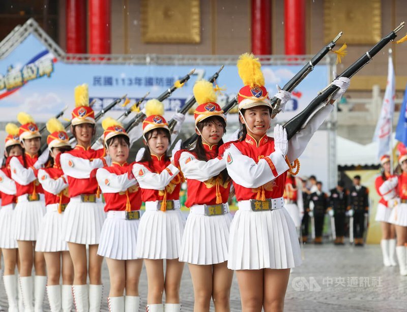 國防部舉辦「第7屆全國高級中等學校儀隊競賽」,6日下午在台北兩廳院藝文廣場舉辦決賽,高雄女中儀隊全力演出,力拚佳績。中央社記者謝佳璋攝 113年7月6日