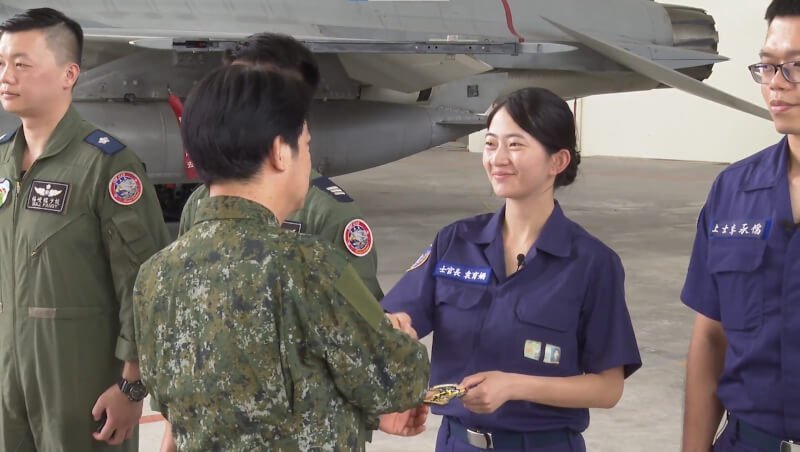 賴總統(背對者)為準備漢光演習的國軍加油打氣,並現場致贈盾型臂章。(軍聞社提供)