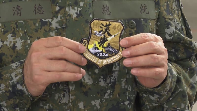 盾型臂章上繡有三軍武器裝備及漢光字樣。(軍聞社提供)