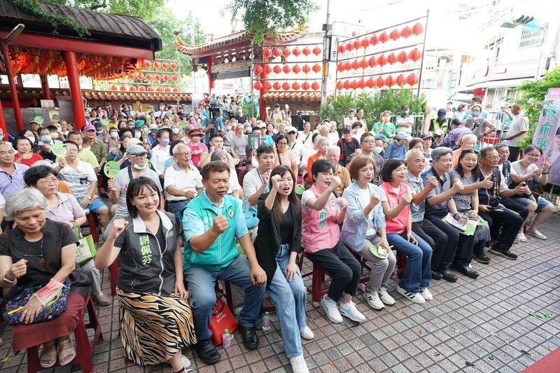 民進黨台中市議員陳俞融(前左5)14日前往北區賴村育德福德祠,舉辦「反濫權護民主」說明會,吸引許多支持民眾到場聲援。(陳俞融服務處提供)中央社記者蘇木春傳真 113年7月14日