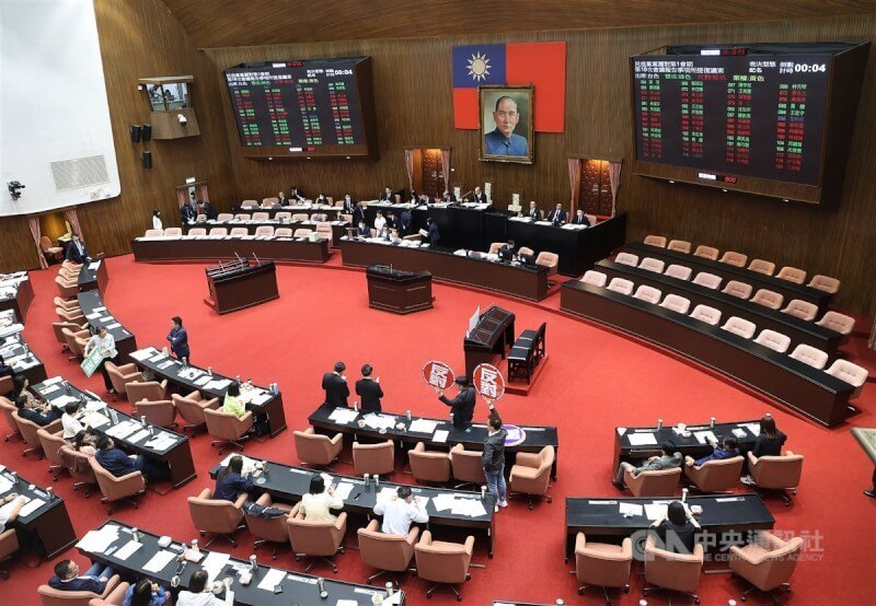 第11屆立法院第一會期16日為最後一天,下午議場內朝野持續針對待處理法案進行表決。中央社記者郭日曉攝 113年7月16日