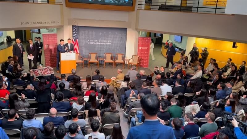 中國駐美大使謝鋒4月20日應邀到哈佛大學演說,一名來自西藏的哈佛學生向他喊話,抨擊中國對西藏實施種族滅絕政策,要求中國終結對西藏的統治。(抵抗中共學生聯盟提供)