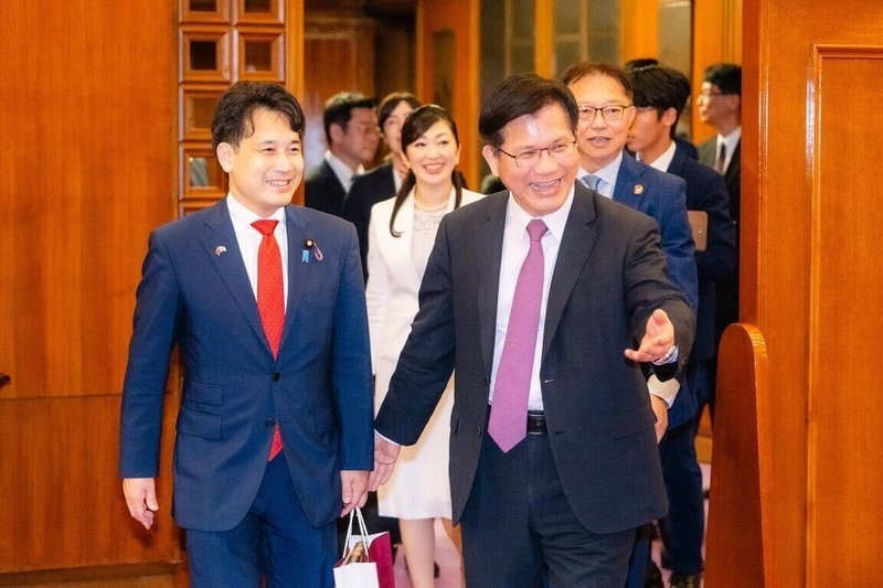 外交部長林佳龍(前右)3日設宴歡迎「日本參議院TY會台灣訪問團」團長瀧波宏文(前左)一行。 (外交部提供)中央社記者楊堯茹傳真 113年7月3日