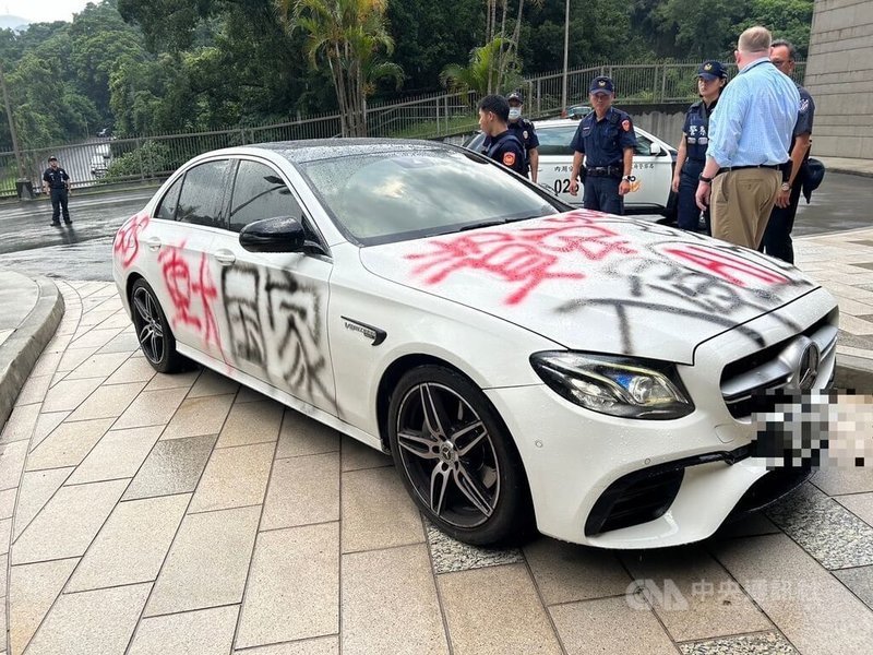 1名男子1日下午駕車至美國在台協會車道並不停鳴按喇叭,北市警方獲報到場處理,男子不願下車,並表明訴求內容都噴漆寫在車身上,包括「國家認知作戰、資安SOS入侵、AI改造、重大國家」等字眼。(翻攝照片)中央社記者黃麗芸傳真 113年7月1日