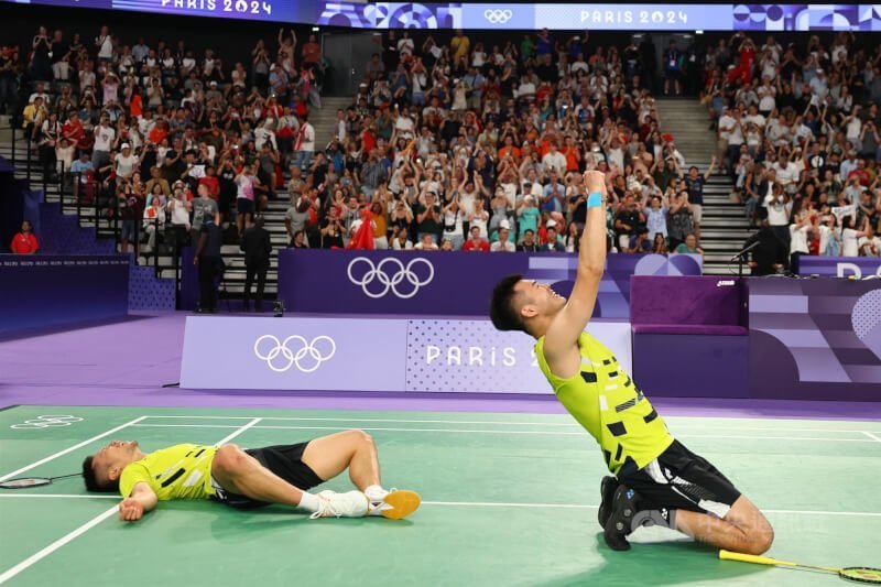 李洋、王齊麟巴黎奧運寫歷史,當地時間4日下午拍落中國組合衛冕金牌,完成羽球隊史首次男雙連霸紀錄,兩人在比賽結束瞬間接連跪地、倒地,緊繃的壓力獲得釋放。中央社 113年8月4日
