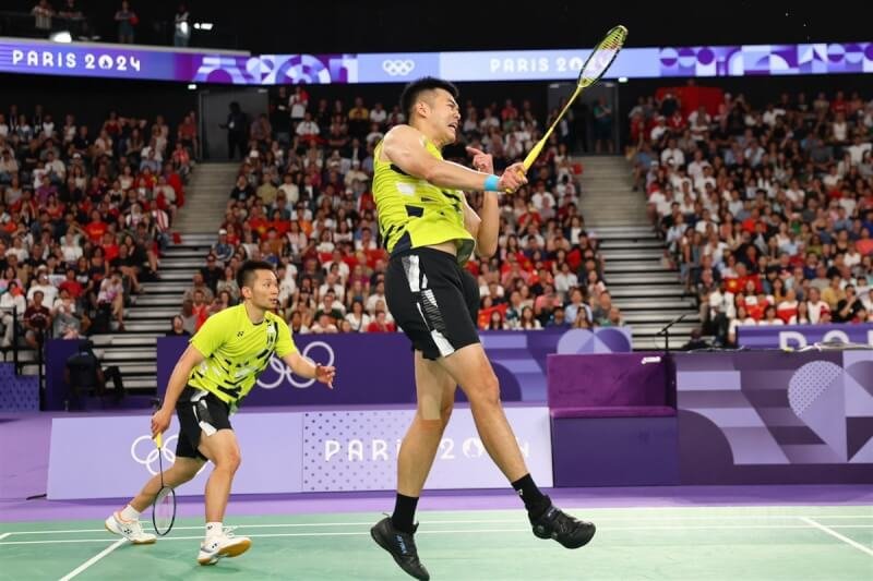 李洋(左)、王齊麟(中)與世界排名第一的中國組合拉鋸苦戰3局,「麟洋配」多次打出精彩好球,最後成功頂住壓力搶下金牌。中央社 113年8月5日