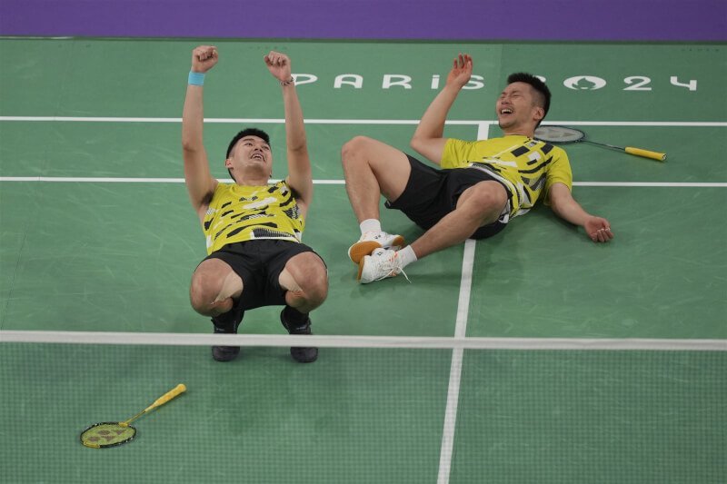 李洋(右起)、王齊麟達成奧運金牌2連霸。(美聯社)