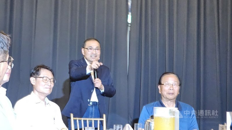 新北市長侯友宜(右2)5日晚間舉行市政交流會,邀請新北市區域與不分區立委餐敘,盼立委不分黨派協助市政。中央社記者王鴻國攝 113年8月5日