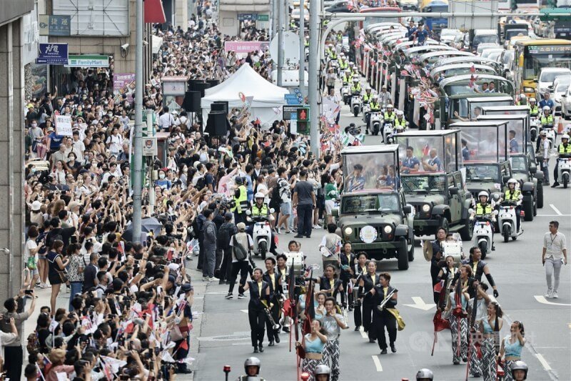 台灣選手在巴黎奧運拿下2金5銅,國家級慶典「台灣英雄榮耀同行」大遊行16日下午登場,民眾在街邊為巴黎奧運代表團歡呼、喝采。中央社記者張皓安攝 113年8月16日