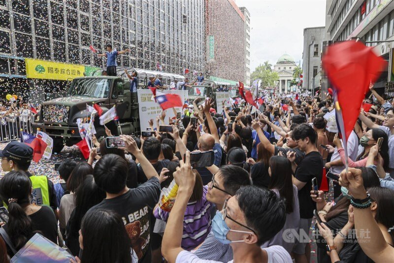 奧運英雄大遊行登場,許多民眾齊聚館前路英雄谷熱情揮舞國旗,為選手們歡呼。中央社記者鄭清元攝 113年8月16日