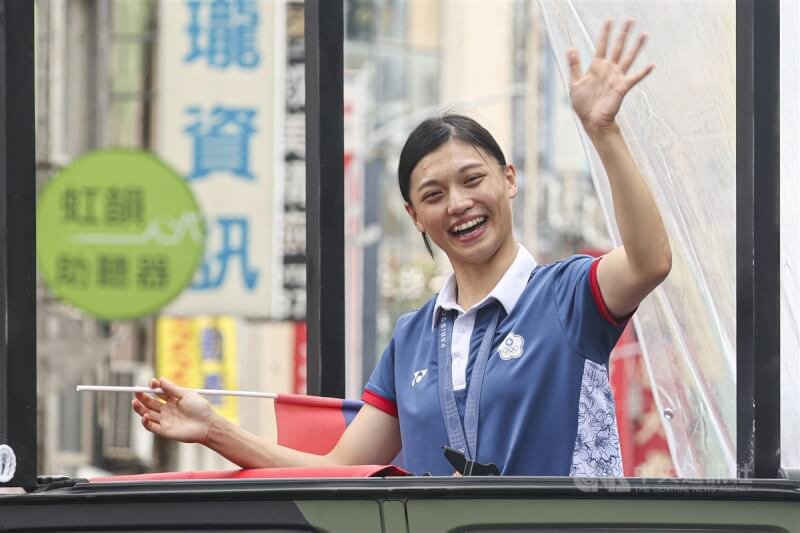 在巴黎奧運拿下台灣首面射擊銅牌的選手李孟遠(右),與身兼教練的父親謝志培(左)接受眾人歡呼,李孟遠比讚回應。中央社記者鄭清元攝 113年8月16日