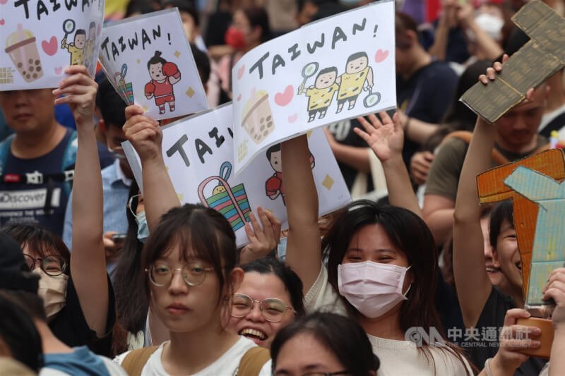 民眾熱情高舉自製海報,為奧運選手應援。中央社記者趙世勳攝 113年8月16日