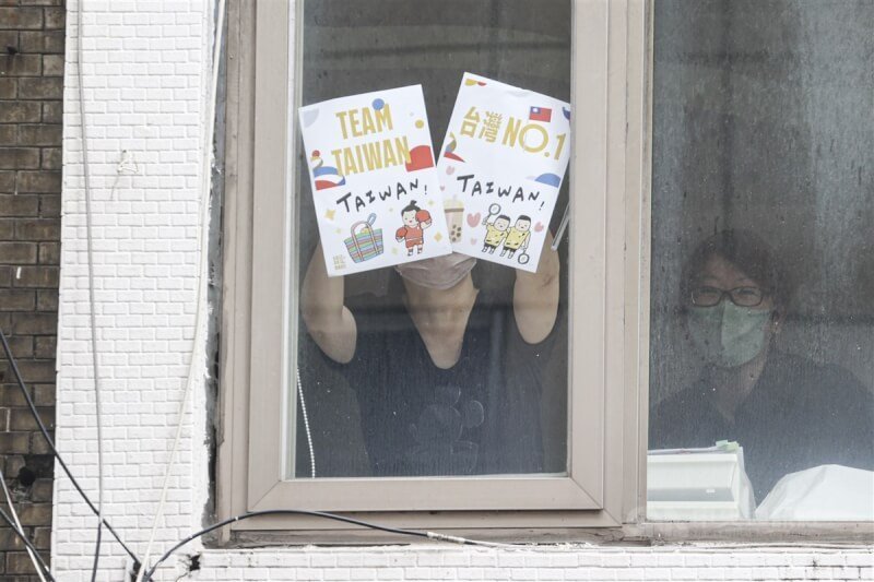 不少上班族、民眾聚在樓上窗邊觀看,手拿「TEAM TAIWAN」、「台灣NO.1」字卡為選手喝采。中央社記者鄭清元攝 113年8月16日