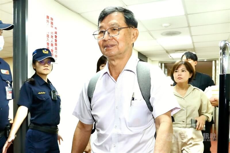台北市議會「京華城容積違失案專案調查小組」26日舉行第9次會議,訪談前台北市副市長彭振聲(前右),會後彭振聲與小組召集人、國民黨台北市議員游淑慧(後右)等離開會議室。中央社記者郭日曉攝 113年8月26日