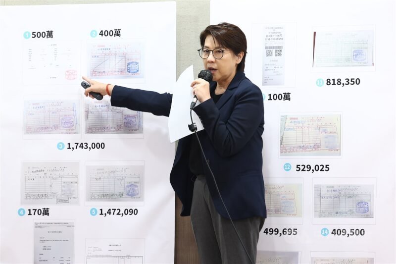 「柯文哲總統大選政治獻金外界疑義一次澄清」記者會29日下午在台北舉行,會中呈現多張財務收據,由時任總統大選總幹事的黃珊珊(圖)說明金額流向等。中央社記者王騰毅攝 113年8月29日