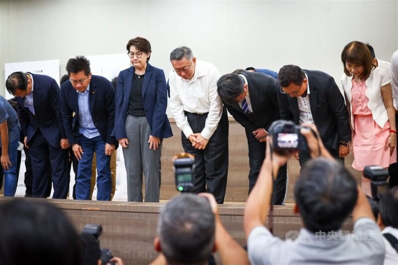民眾黨主席柯文哲(中白衣者)29日下午在台北舉行記者會澄清總統大選政治獻金疑義,會後並率時任競總總幹事黃珊珊(左3)、黨籍立委黃國昌(右3)等黨公職人員鞠躬致歉。中央社記者王騰毅攝 113年8月29日