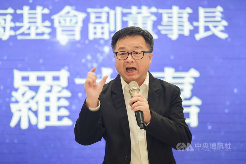 台灣北社23週年感恩餐會30日晚間在台北舉行,海基會副董事長羅文嘉(圖)應邀出席,並登台致詞。中央社記者裴禛攝 113年8月30日