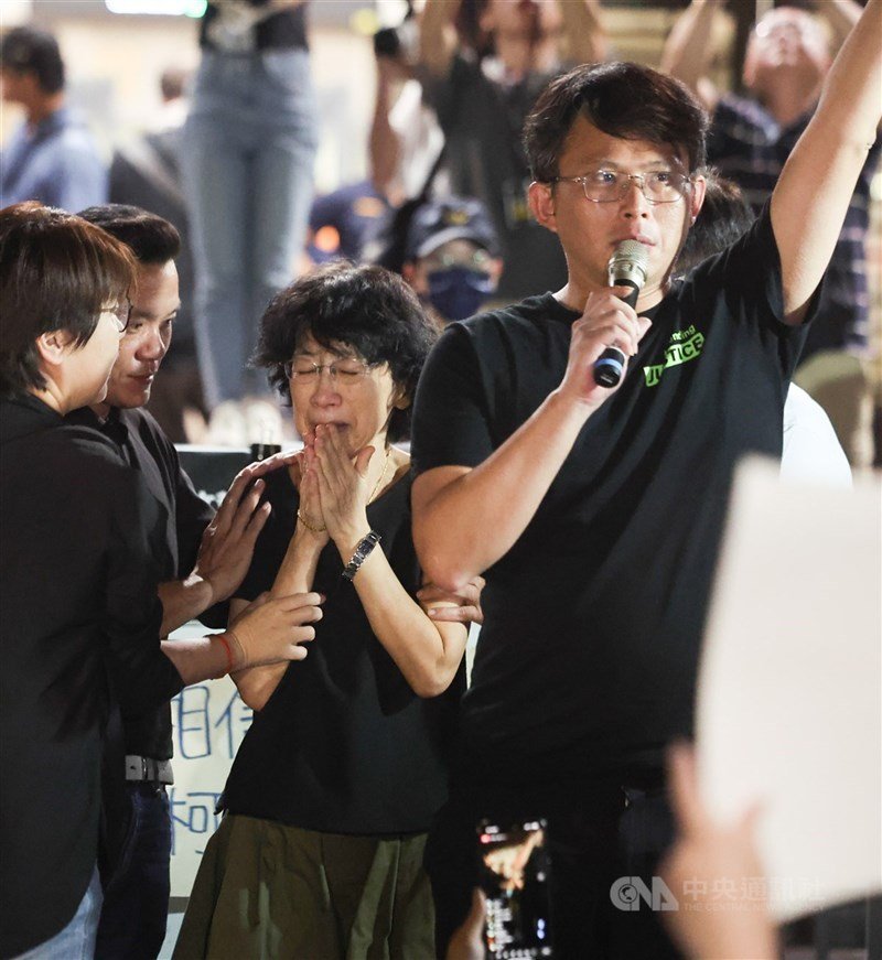 柯文哲妻子陳佩琪(中)、民眾黨立委黃國昌(右)等人一同開心慶祝。中央社記者趙世勳攝 113年9月2日