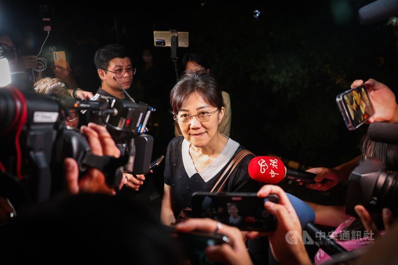 前台北市長柯文哲涉京華城案遭羈押禁見,網路上發起號召支持者6日晚間在台北看守所外集結靜坐的活動,柯文哲胞妹柯美蘭(中)也現身,面對媒體提問不發一語。中央社記者吳家昇攝 113年9月6日