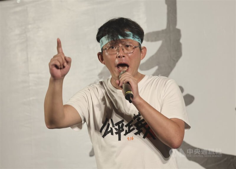 台灣民眾黨主席柯文哲遭羈押禁見,民眾黨8日晚間在立法院旁舉辦公民開講活動,黨籍立委黃國昌(圖)出席表示,感謝大家站出來,相信柯文哲感受到了,柯文哲絕對不會孤單。中央社記者張皓安攝 113年9月8日