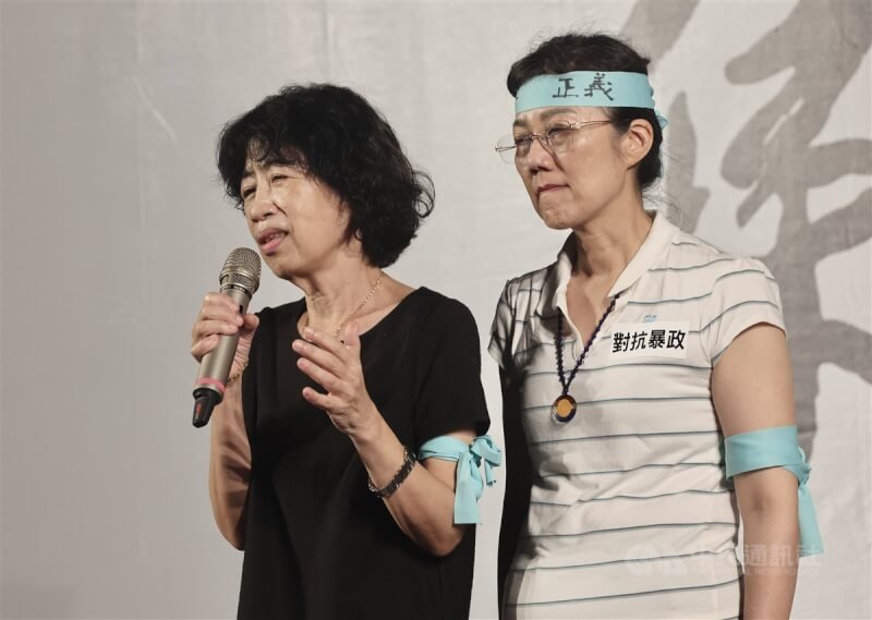 民眾黨主席柯文哲被控於台北市長任內涉嫌圖利京華城案等罪遭羈押禁見。民眾黨8日晚間在立法院旁發起首場公民開講活動,壓軸由柯文哲妻子陳佩琪(左)與柯文哲胞妹柯美蘭(右)一同上台,向支持者們訴說自己丈夫遭羈押的心情。中央社記者張皓安攝 113年9月8日