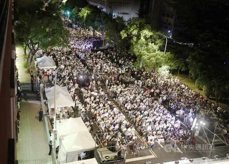 民眾黨主席柯文哲被控於台北市長任內涉嫌圖利京華城案等罪遭羈押禁見。民眾黨8日晚間在立法院旁發起首場公民開講聲援,大批支持者到場參與活動。中央社記者張皓安攝 113年9月8日