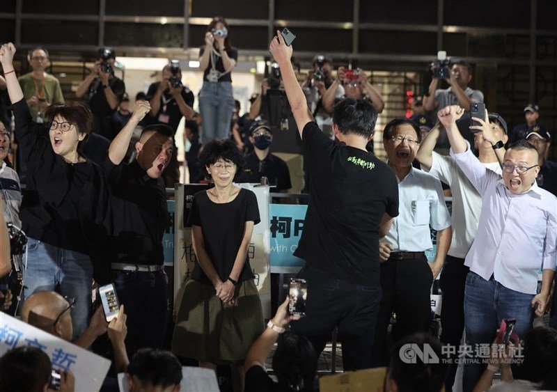台北地檢署偵辦京華城案,台北地方法院2日凌晨3時裁定前台北市長柯文哲無保請回、前台北市副市長彭振聲羈押禁見,法院外眾人歡呼。 中央社記者趙世勳攝 113年9月2日