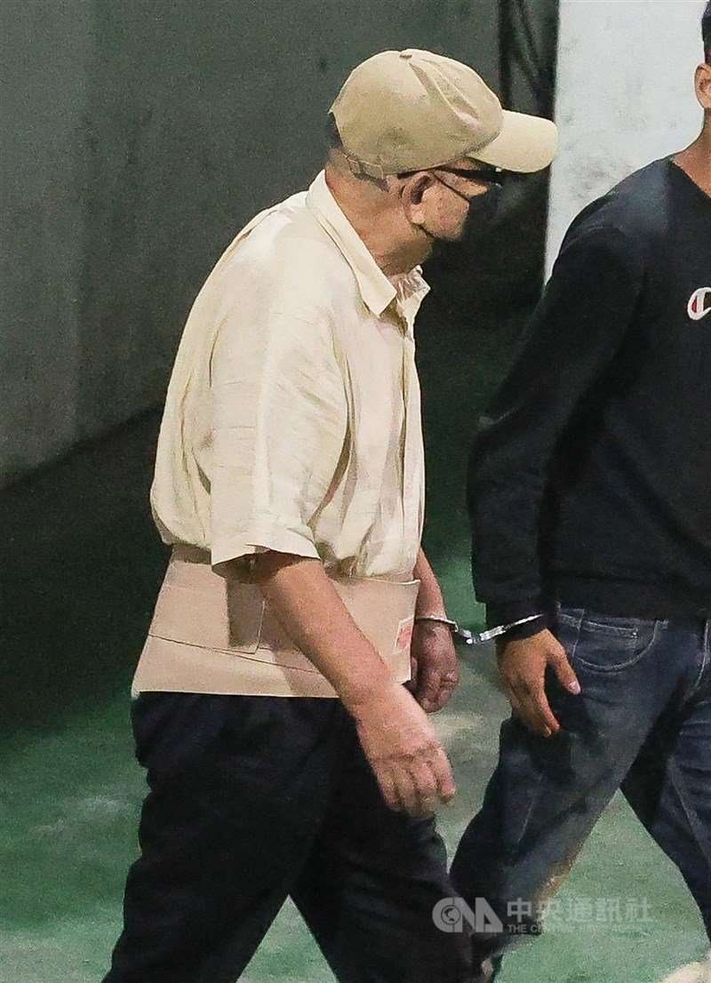 前鼎越開發公司董事長朱亞虎,被控於京華城案涉嫌行、收賄,被北檢聲押禁見。北院28日晚間召開羈押庭,裁定朱亞虎羈押禁見。圖為朱亞虎29日凌晨準備步行上警備車。中央社記者謝佳璋攝 113年9月29日