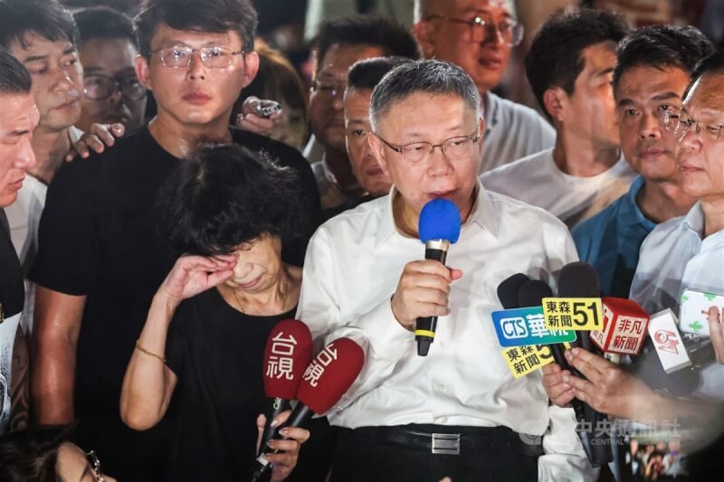 台北地方法院2日凌晨3時裁定柯文哲(中白衣者)無保請回,柯文哲發表談話。中央社記者吳家昇攝 113年9月2日