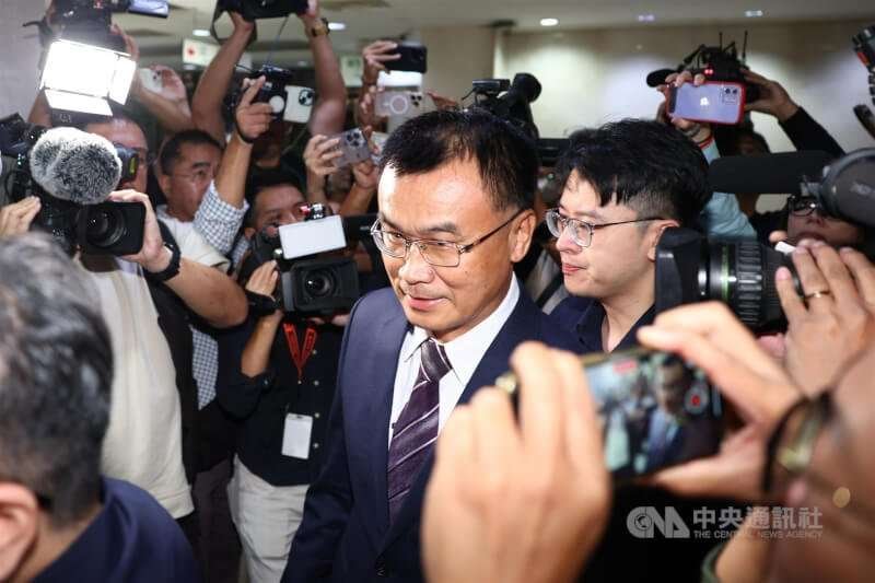 台北地檢署偵辦超思與亮采進口雞蛋案,28日上午以被告身分傳喚前農業部長陳吉仲(中)到案,目前正在偵訊中。中央社記者王騰毅攝 113年10月28日