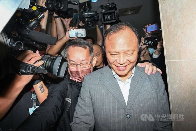台北地檢署偵辦超思與亮采進口雞蛋案,28日上午以被告身分傳喚前中央畜產會董事長林聰賢(前右)到案。中央社記者王騰毅攝 113年10月28日