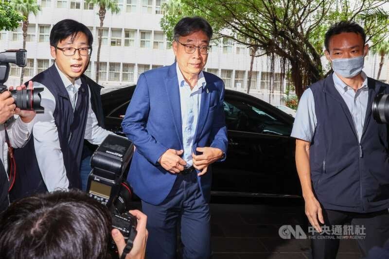 台北地檢署偵辦超思與亮采進口雞蛋案,28日上午以被告身分傳喚農業部長陳駿季(中)到案,目前正在偵訊中。中央社記者王騰毅攝 113年10月28日