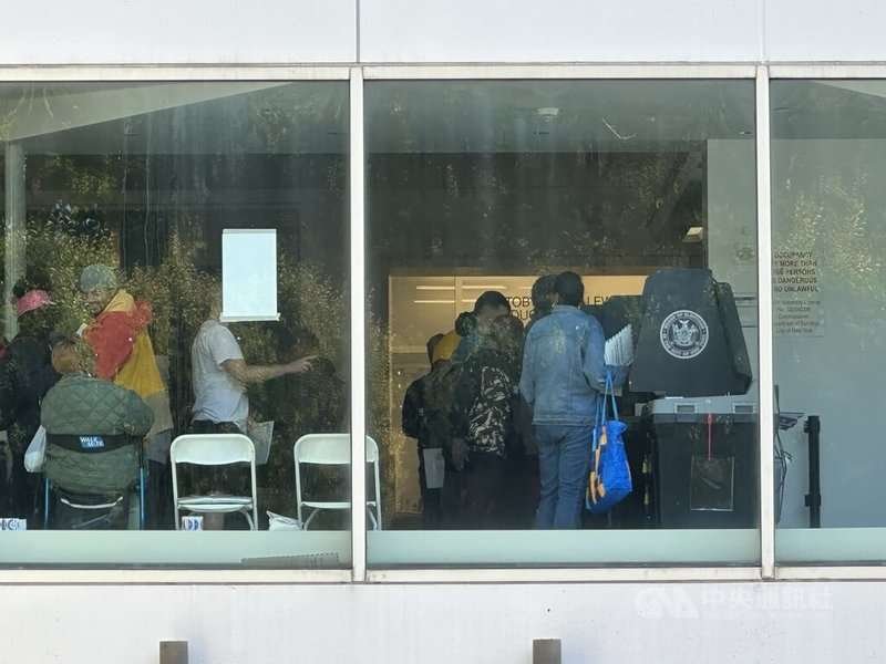 紐約州選民26日起展開提前投票,圖為位於紐約布魯克林藝術博物館的投票所。中央社記者廖漢原紐約攝 113年10月28日