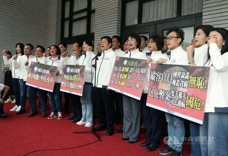 國民黨立法院黨團總召傅崐萁(前右6)28日上午率多名國民黨立委,在立法院議場前召開「大法官閹割立法院,憲政體制崩毀」記者會,高呼口號,並表示國民黨會堅持民主價值,奮戰到底,不會配合綠色大法官的要求修法,讓國會改革法案成為歷史奇觀。中央社記者郭日曉攝 113年10月28日