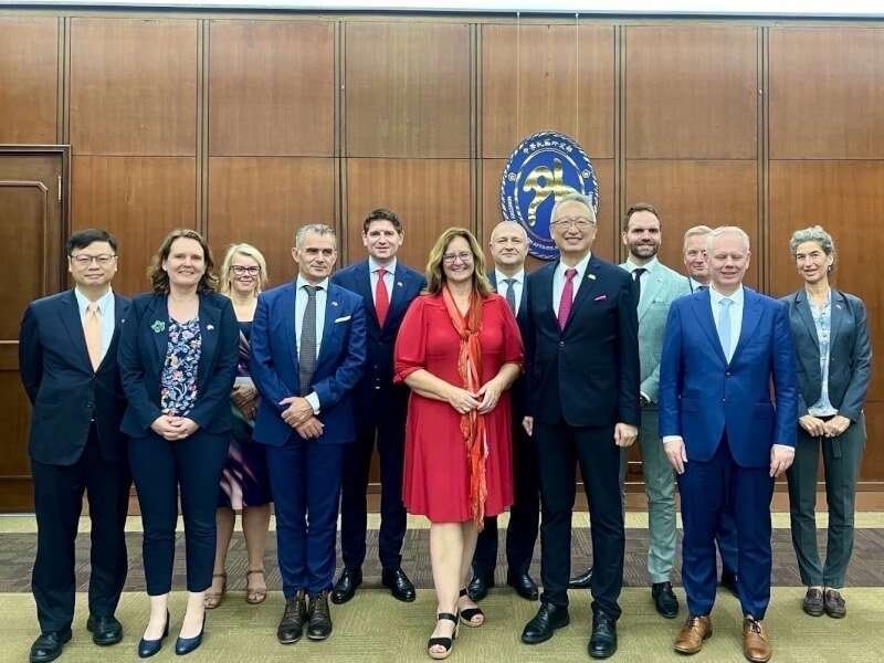 外交部政務次長吳志中（前排右2）與荷蘭眾議院外貿暨發展委員會訪問團全團合影。（外交部提供）中央社記者楊堯茹傳真 113年10月29日