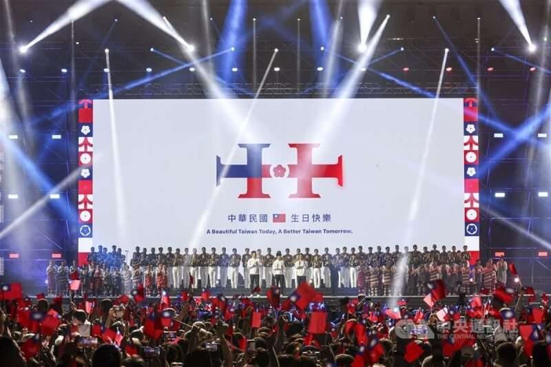113年國慶晚會5日晚間在台北大巨蛋盛大舉行,與會者在場內揮舞國旗,讓台下形成一片國旗海,相當壯觀。中央社記者鄭清元攝 113年10月5日