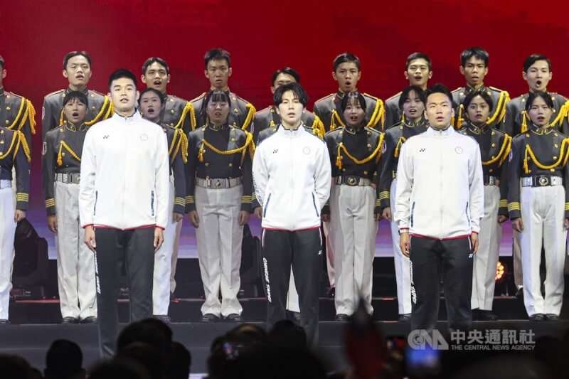 巴黎奧運金牌得主林郁婷(前中)、李洋(前右)、王齊麟(前左)同台獻唱,帶領眾人齊唱國歌。中央社記者鄭清元攝 113年10月5日