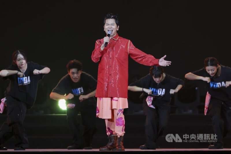 客籍創作歌手湯運煥(前中)與育達高中表演藝術科學子同台帶來精彩演出。中央社記者鄭清元攝 113年10月5日