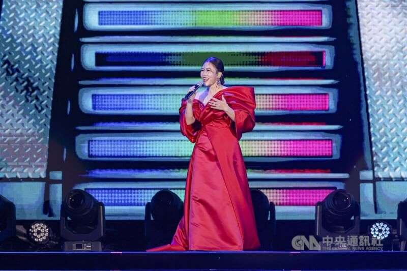 金曲台語歌后黃妃盛裝登台獻唱。中央社記者鄭清元攝 113年10月5日