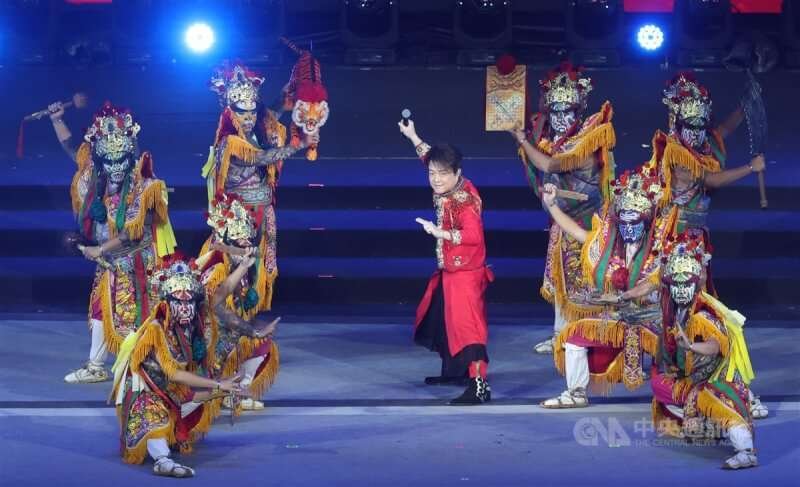 金曲台語歌王翁立友(中)與八將團搭配演出,翁立友(中)演出時在台上高喊祝賀中華民國生日快樂。中央社記者張新偉攝 113年10月5日