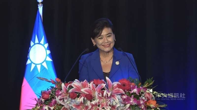 美國民主黨籍聯邦眾議員趙美心4日出席駐洛杉磯台北經濟文化辦事處舉行的雙十國慶酒會。她受訪表示,民主黨總統候選人賀錦麗當選後,會維持穩固的台美關係。中央社記者林宏翰洛杉磯攝 113年10月5日