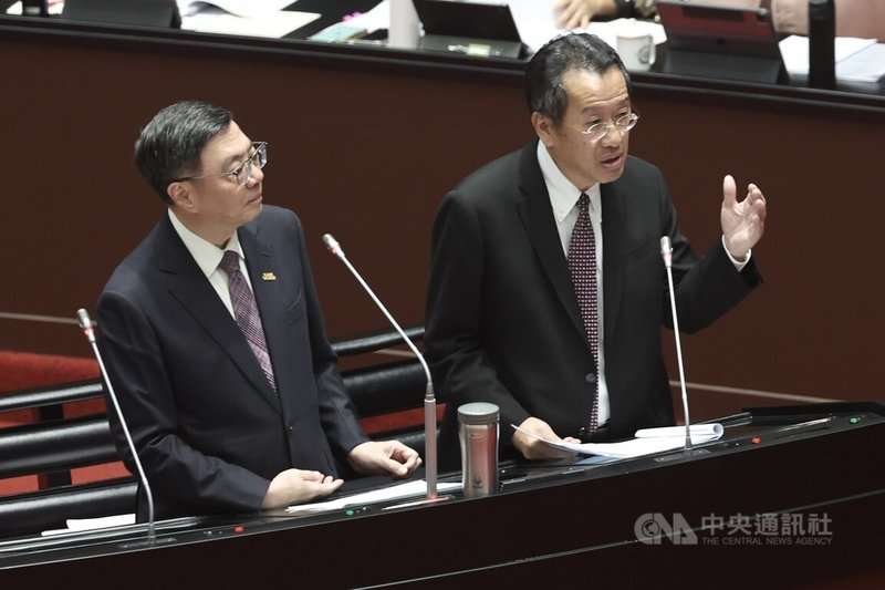 空軍防空暨飛彈指揮部302營士兵8日下午在台中市清泉崗基地打靶,不明原因中彈,子彈貫穿臉部、送醫不治。國防部長顧立雄(右)在立法院會答覆立委質詢時表示,釐清事實中,會按照規定從優撫卹。左為行政院長卓榮泰。中央社記者吳家昇攝 113年10月8日