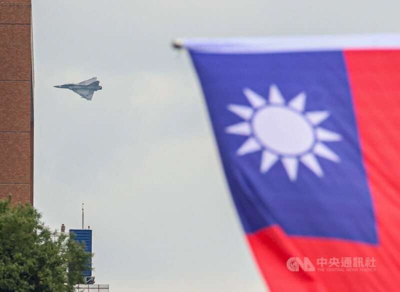 中華民國中樞暨各界慶祝113年國慶大會10日在總統府前盛大登場,天觀機在典禮前衝場。中央社記者鄭清元攝 113年10月10日